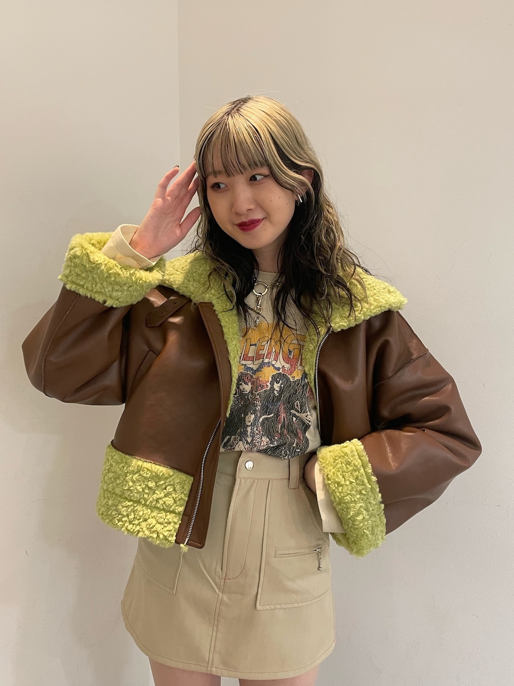 ブラウン系のその他アウター、ホワイト系のスカート、ブラック系のブーツを着用したレディースの冬コーディネートの3枚目の写真