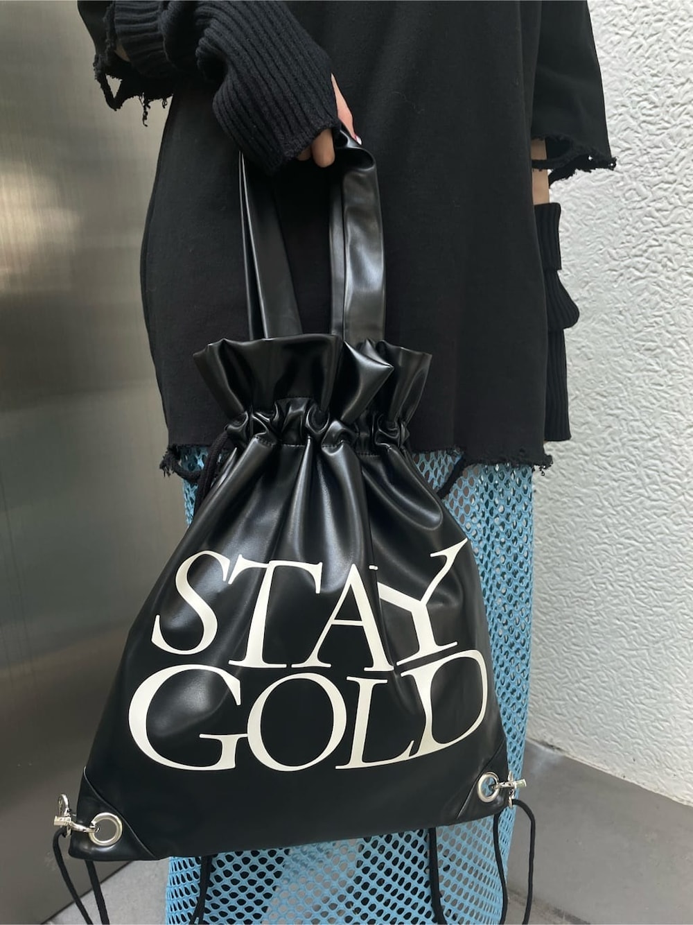 ブラック系のその他シューズ、ブラック系のバックパック/リュック、ブラック系のTシャツ/カットソーを着用したレディースの夏コーディネートの9枚目の写真