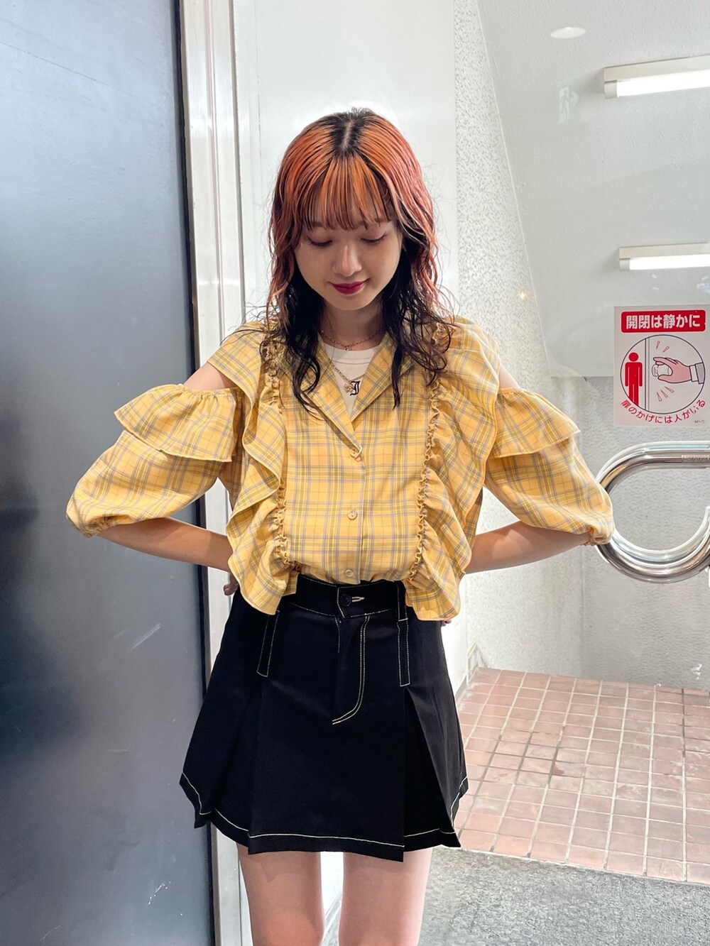 ブラック系のその他パンツ、ホワイト系のタンクトップ、イエロー系のシャツ/ブラウスを着用したレディースの夏コーディネートの4枚目の写真