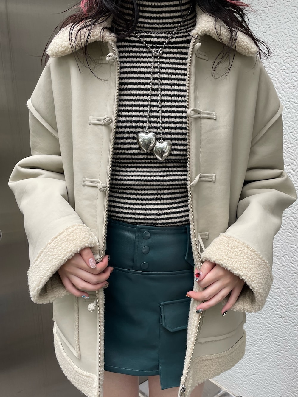 ブルー系のその他パンツ、ブラック系のブーツ、ホワイト系のムートンコートを着用したレディースの秋コーディネートの6枚目の写真