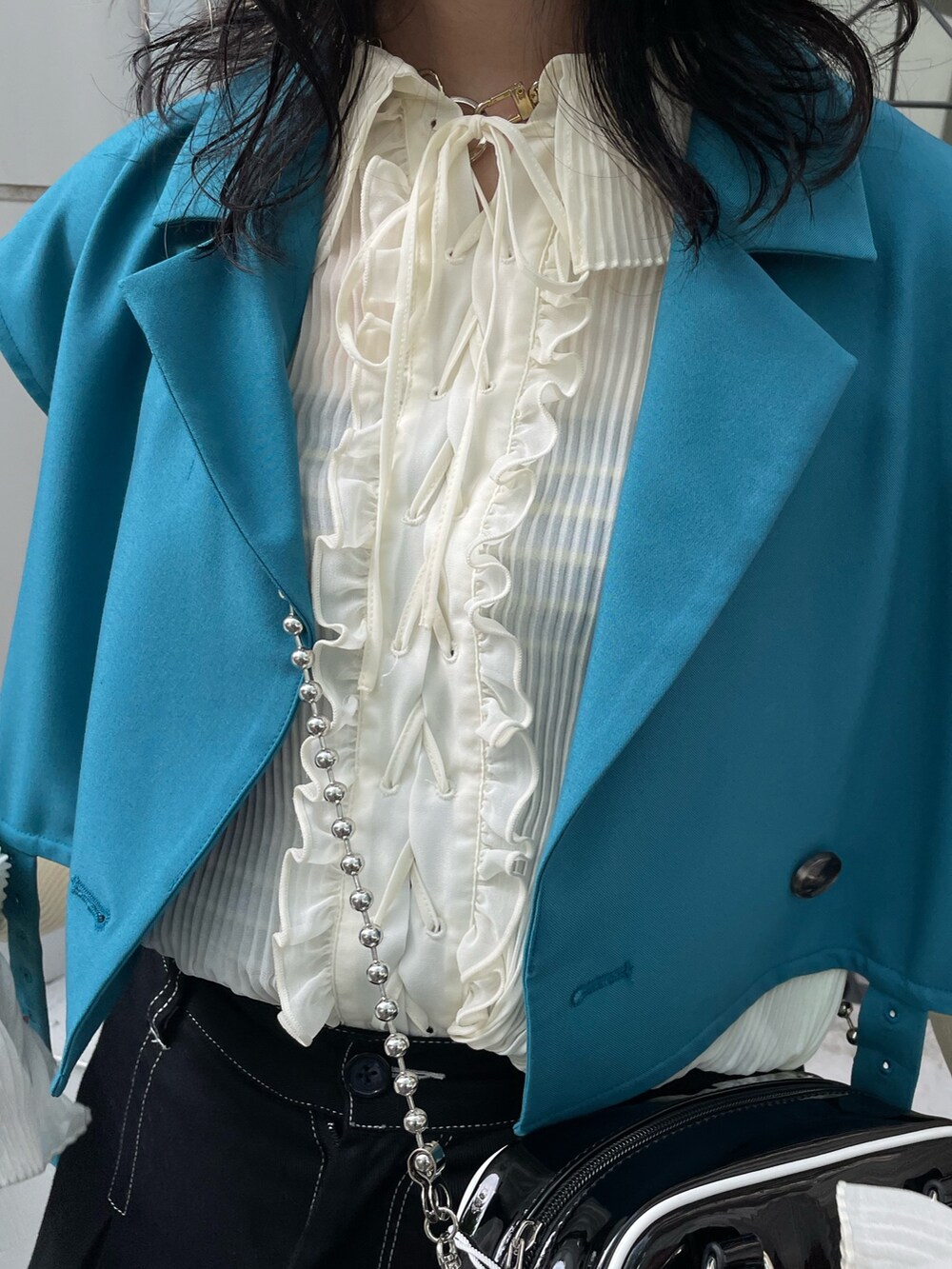 ホワイト系のシャツ/ブラウス、ブルー系のテーラードジャケット、ブラック系のその他パンツを着用したレディースの春コーディネートの5枚目の写真