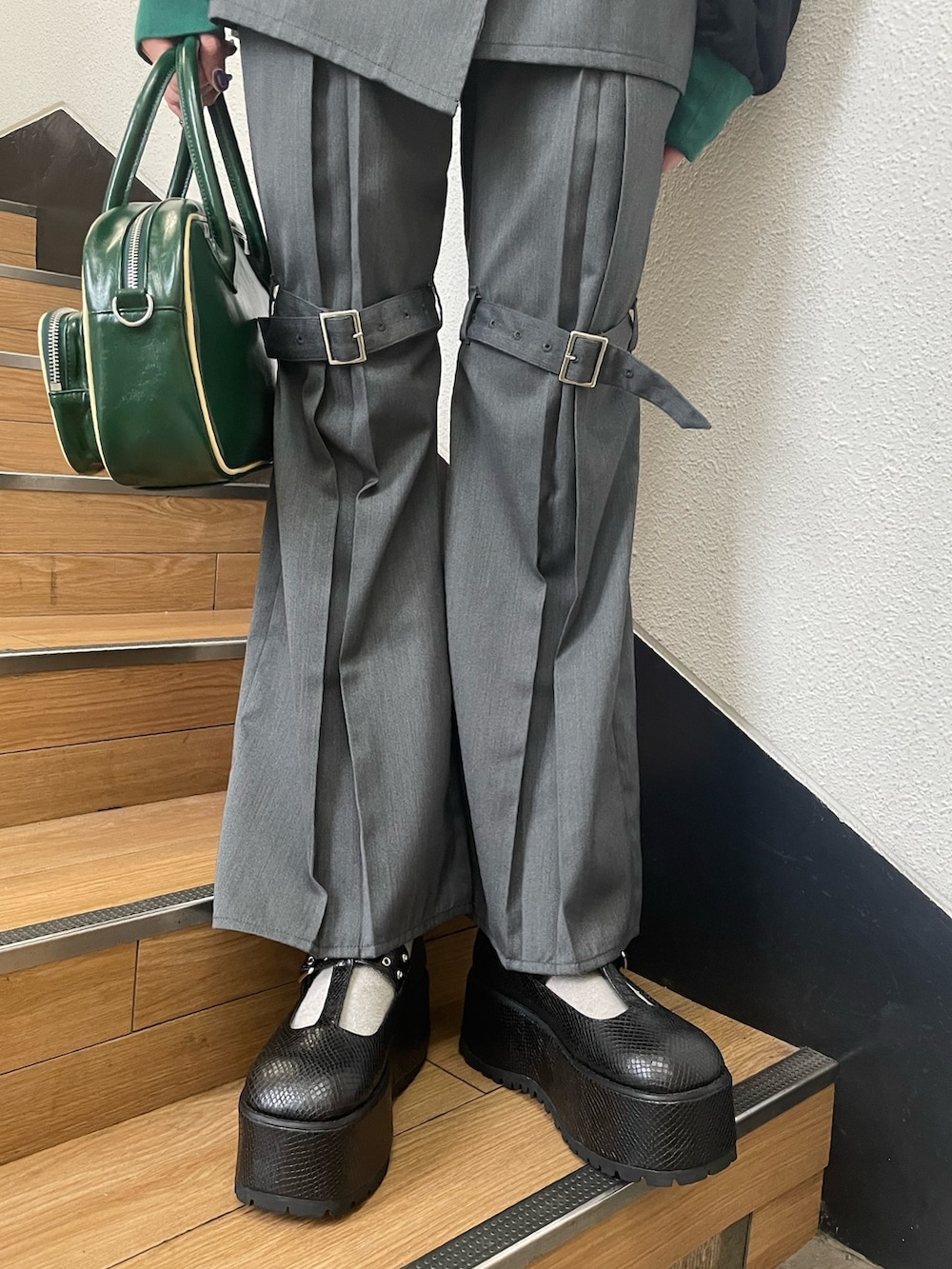 ブラック系のTシャツ/カットソー、グレー系のその他パンツ、グリーン系のボストンバッグを着用したレディースの夏コーディネートの7枚目の写真