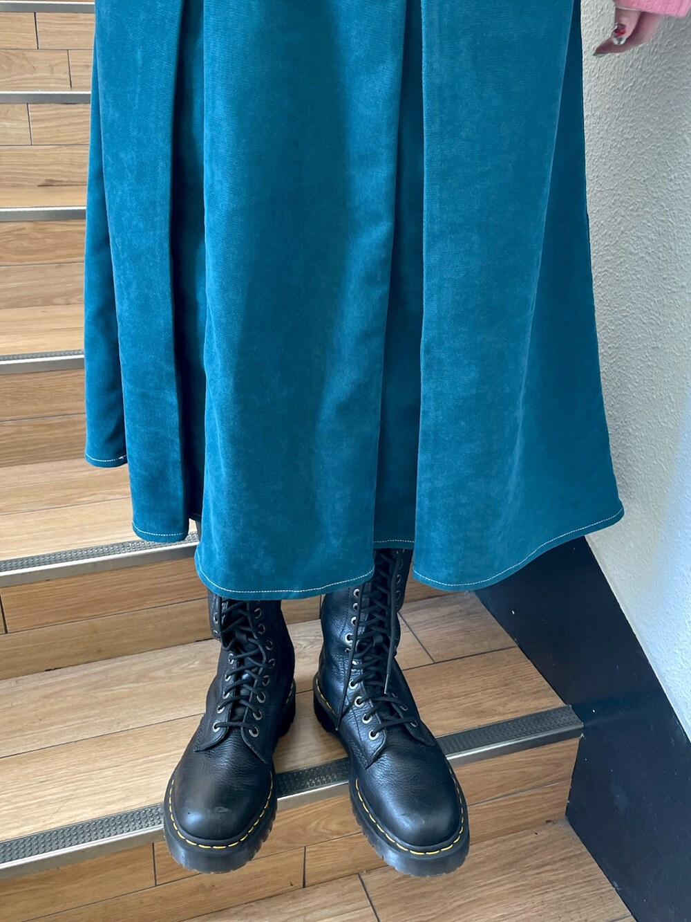 グレー系のニット/セーター、ホワイト系のシャツ/ブラウス、ブルー系のワンピースを着用したレディースの秋コーディネートの8枚目の写真