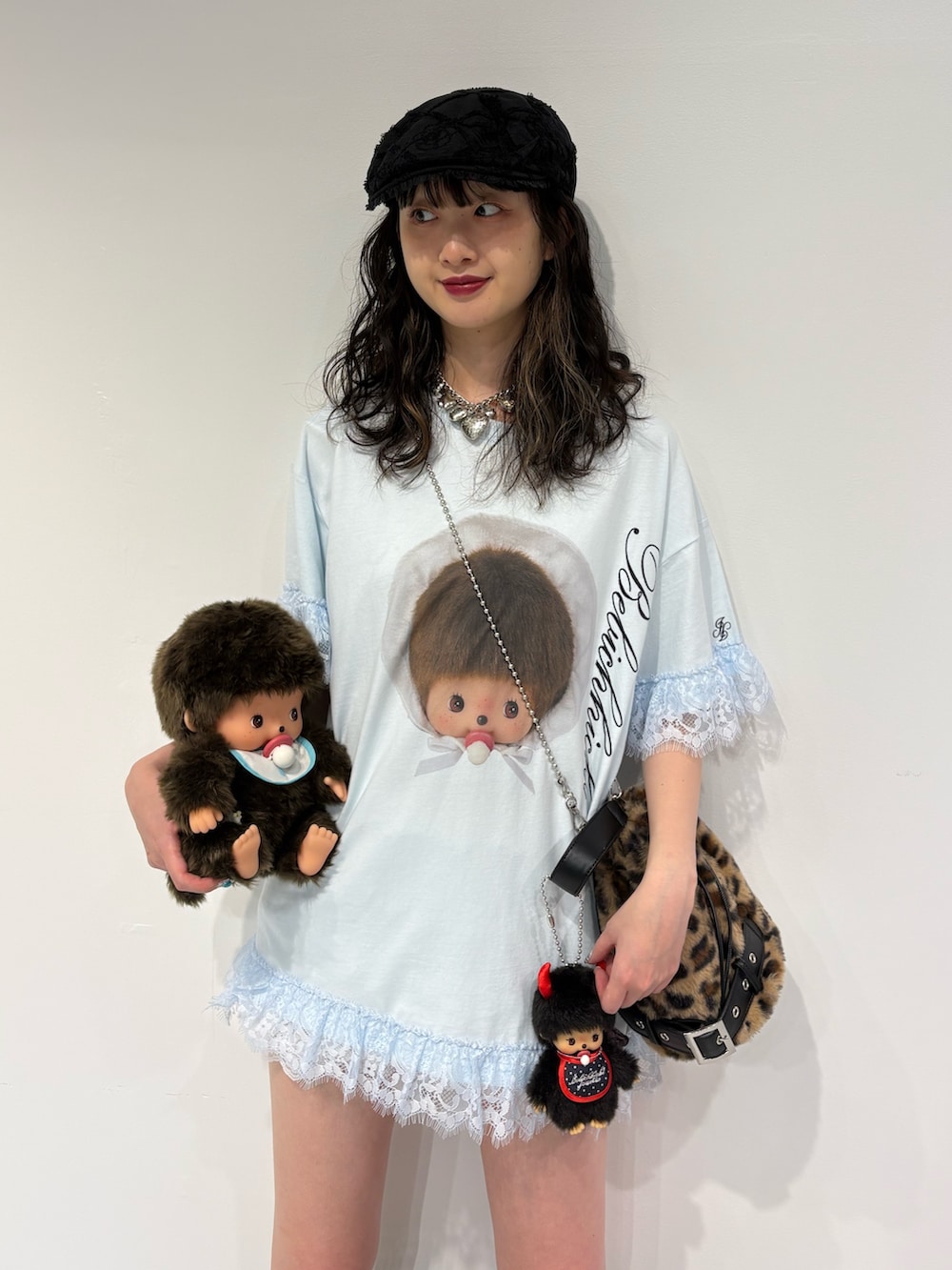 ブルー系のTシャツ/カットソー、ブラック系のその他雑貨、ブラック系のハンチング/ベレー帽を着用したレディースの春コーディネートの4枚目の写真