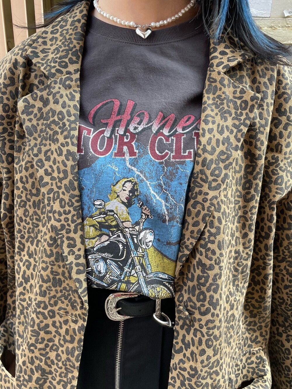 ブラック系のTシャツ/カットソー、ブラック系のブーツ、ブラウン系のテーラードジャケットを着用したレディースの冬コーディネートの5枚目の写真