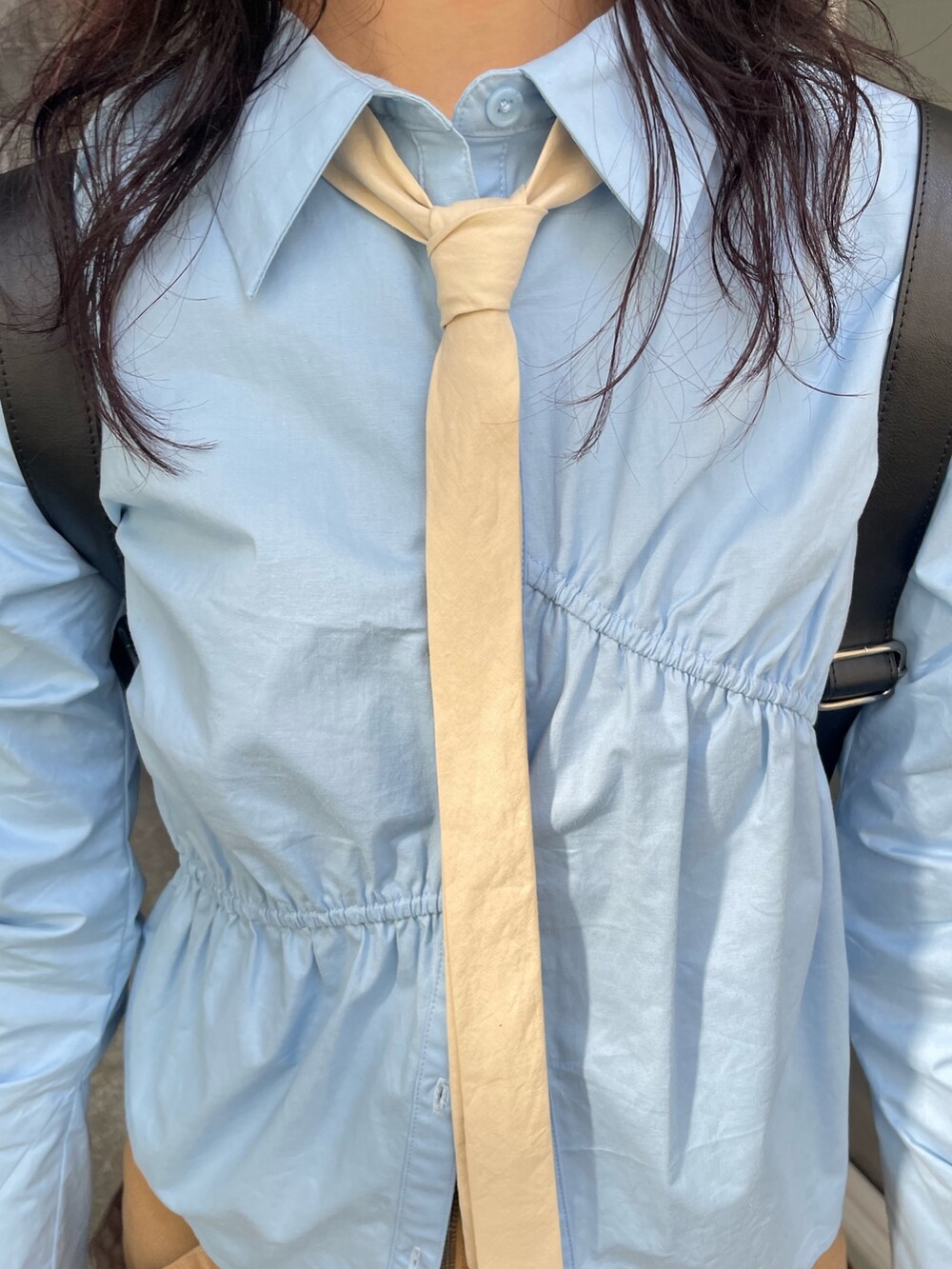 レッド系のシャツ/ブラウス、ベージュ系のスカート、ブルー系のシャツ/ブラウスを着用したレディースの冬コーディネートの5枚目の写真