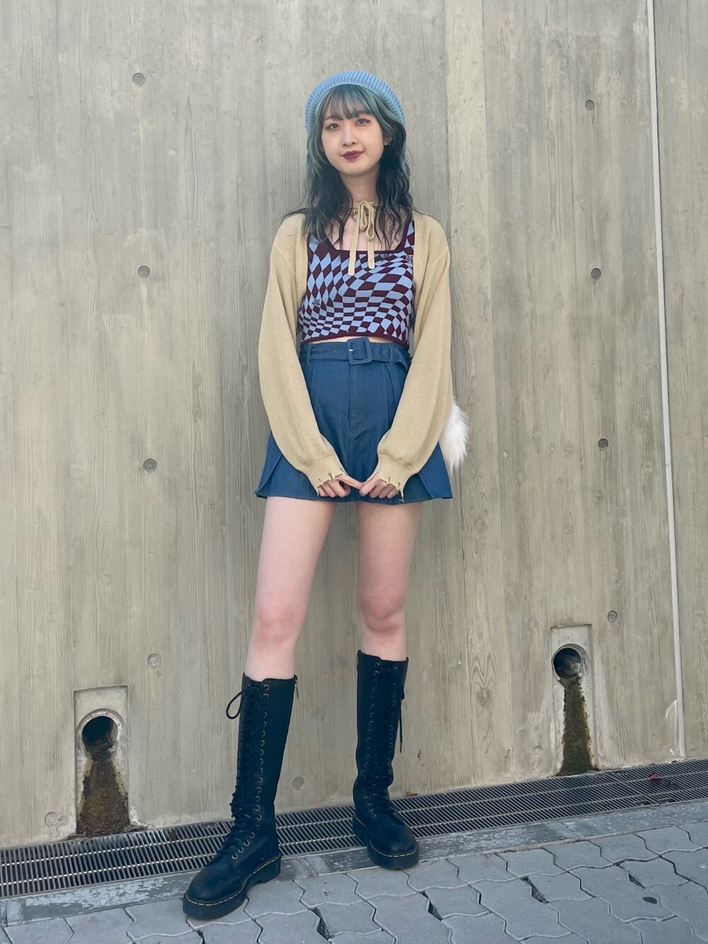 ベージュ系のニット/セーター、ブルー系のその他パンツ、ブラック系のブーツを着用したレディースの冬コーディネートの2枚目の写真