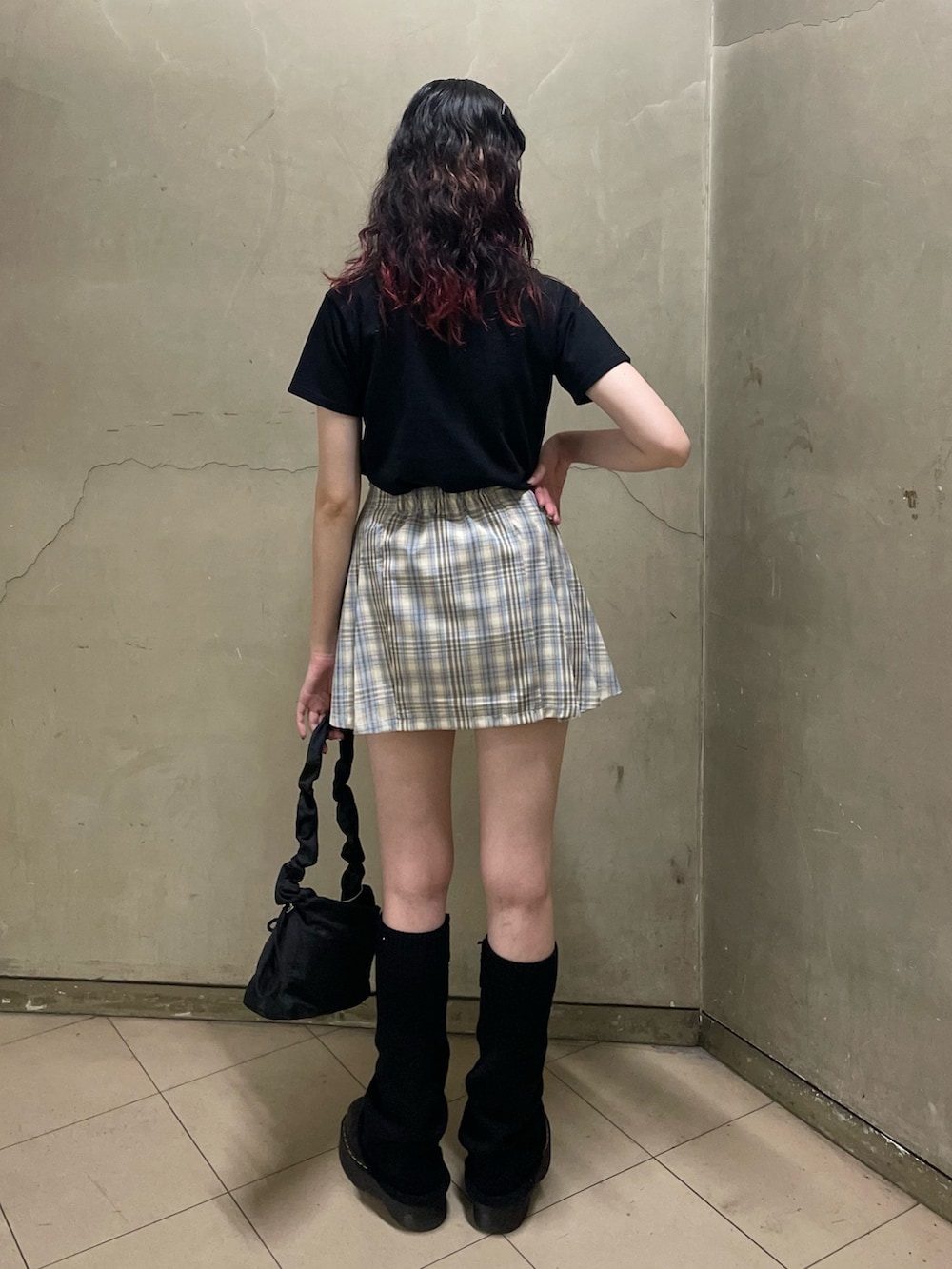 その他のスカート、ブラック系のTシャツ/カットソー、ブラック系のショルダーバッグを着用したレディースの夏コーディネートの3枚目の写真