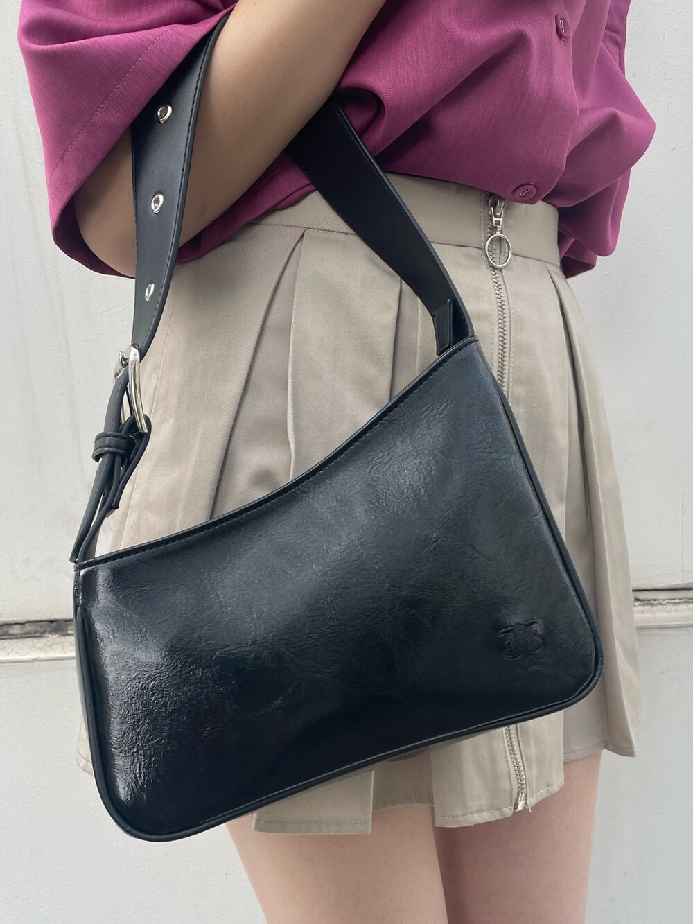 ピンク系のシャツ/ブラウス、ホワイト系のその他パンツ、ブラック系のハンドバッグを着用したレディースの春コーディネートの7枚目の写真