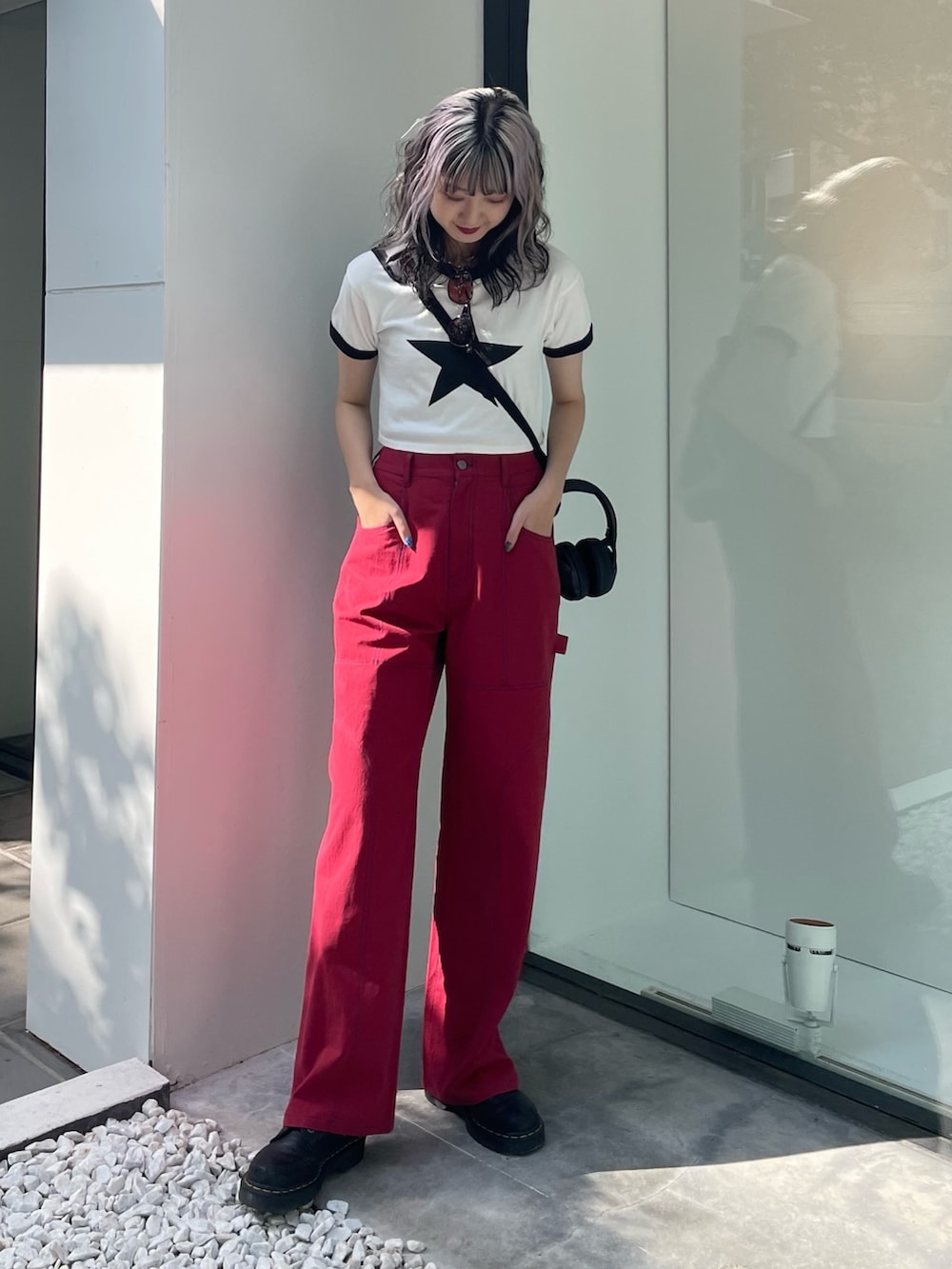 レッド系のその他パンツ、ホワイト系のTシャツ/カットソー、レッド系のサングラスを着用したレディースの春コーディネートの2枚目の写真