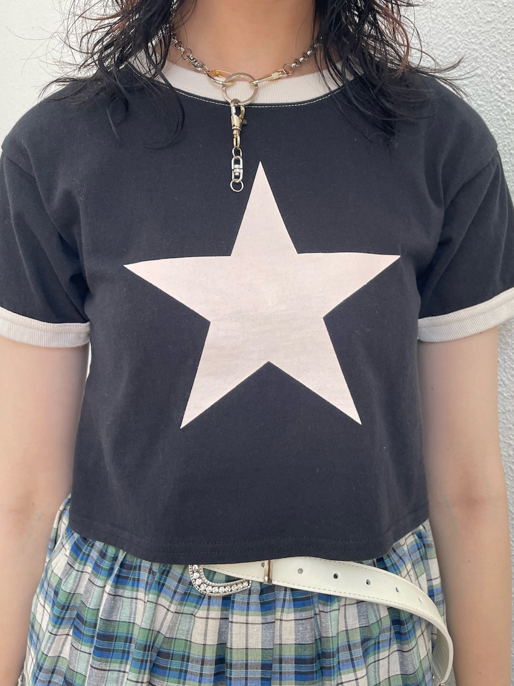 グリーン系のスカート、ブラック系のTシャツ/カットソー、ホワイト系のサンダルを着用したレディースの夏コーディネートの6枚目の写真