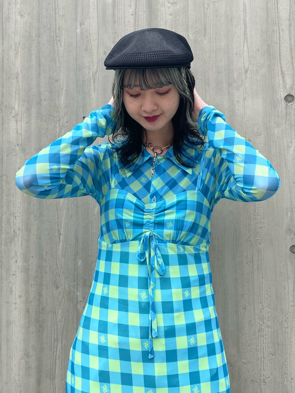 ブルー系のワンピース、ブルー系のシャツ/ブラウス、ブラック系のブーツを着用したレディースの春コーディネートの4枚目の写真