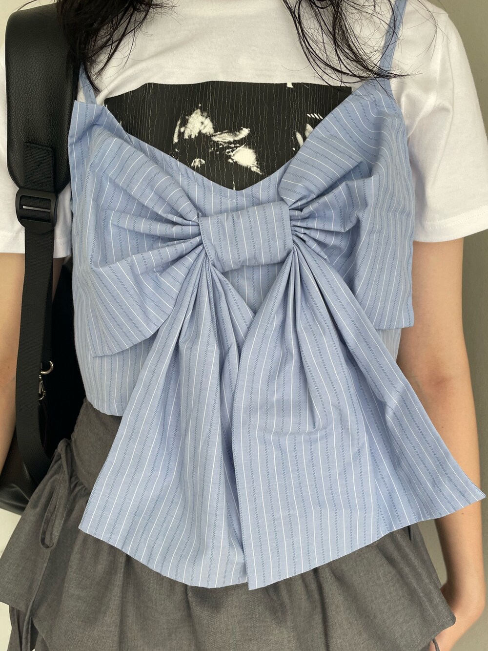 ホワイト系のTシャツ/カットソー、ブルー系のシャツワンピース、グレー系のスカートを着用したレディースの夏コーディネートの6枚目の写真