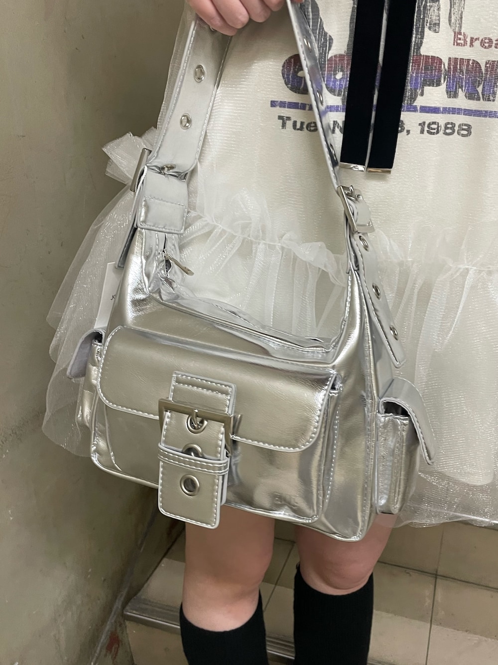 ホワイト系のTシャツ/カットソー、ホワイト系のワンピース、シルバー系のハンドバッグを着用したレディースの夏コーディネートの8枚目の写真