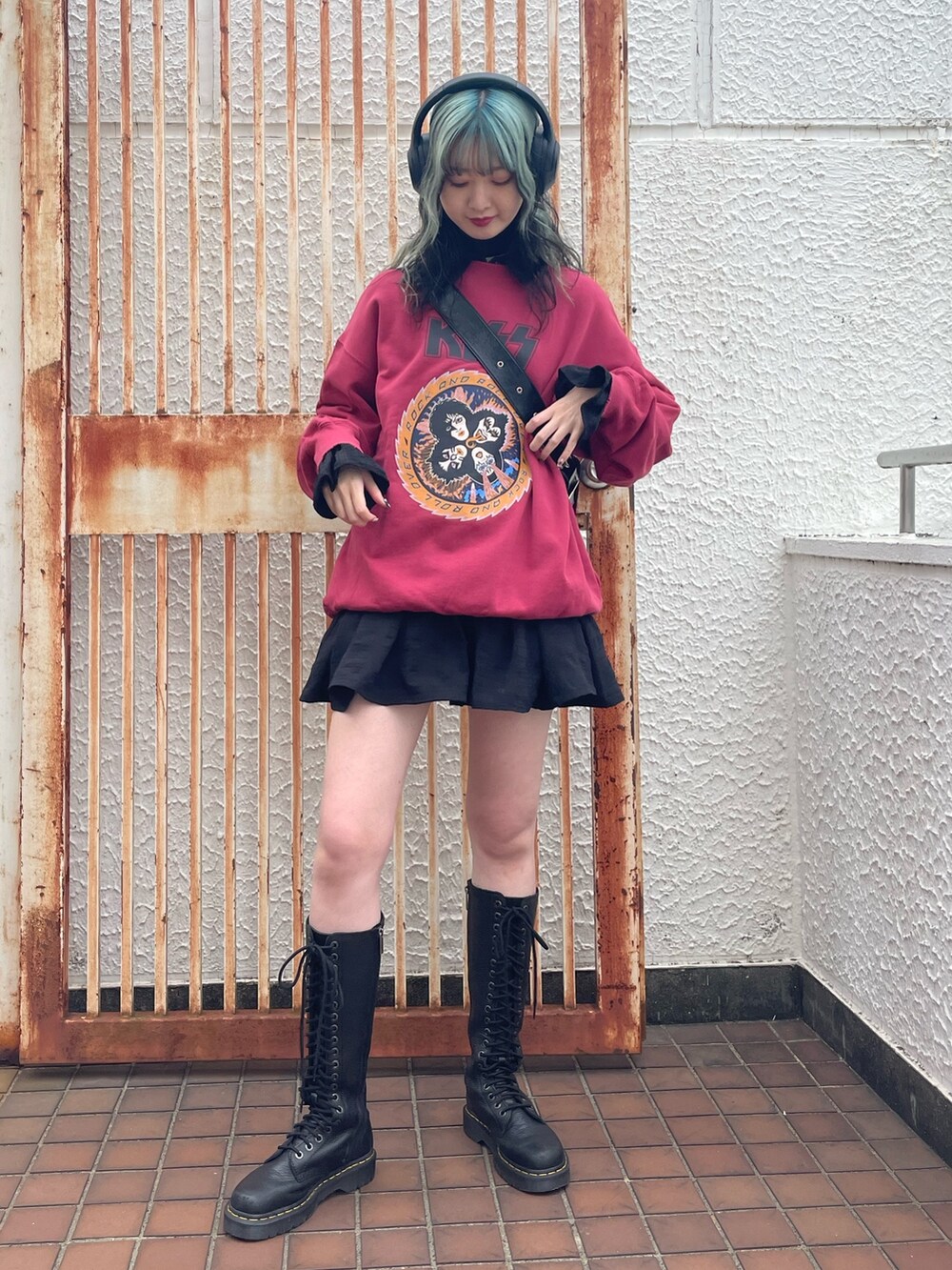 レッド系のスウェット、ブラック系のシャツ/ブラウス、ブラック系のハンドバッグを着用したレディースの冬コーディネートの2枚目の写真