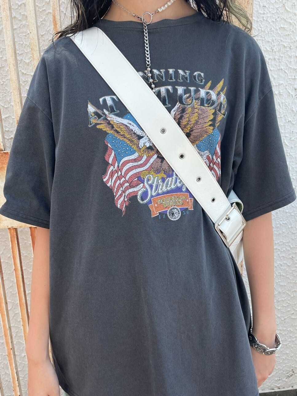 ブラック系のブーツ、ブラック系のTシャツ/カットソー、グリーン系のワンピースを着用したレディースの夏コーディネートの7枚目の写真