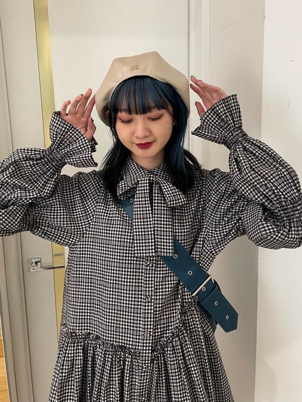 その他のシャツ/ブラウス、ブルー系のメッセンジャーバッグ、ブラック系のブーツを着用したレディースの冬コーディネートの4枚目の写真