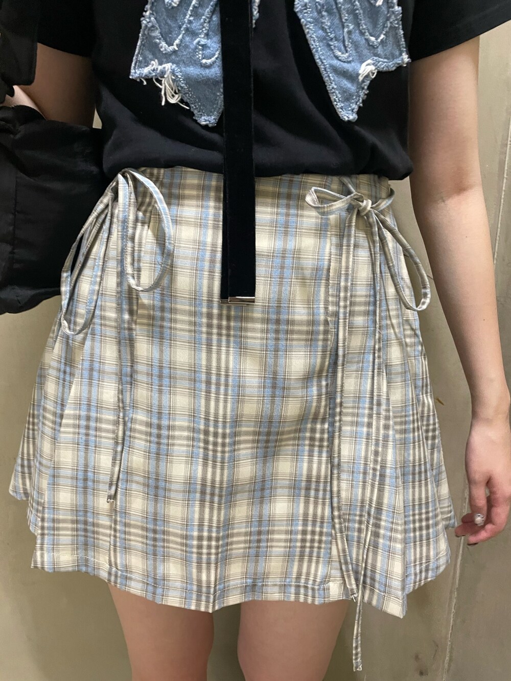 その他のスカート、ブラック系のTシャツ/カットソー、ブラック系のショルダーバッグを着用したレディースの夏コーディネートの6枚目の写真