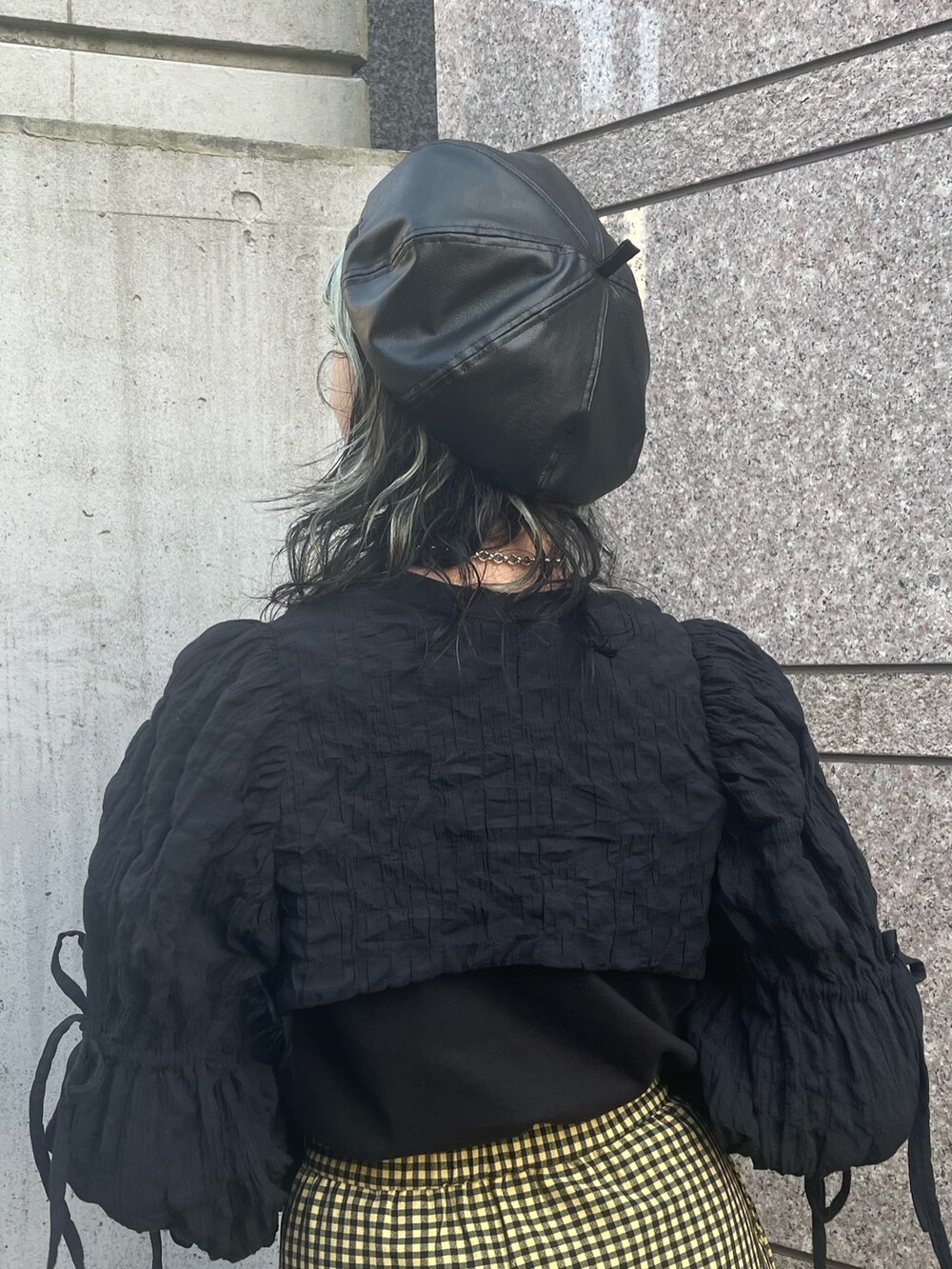 イエロー系のスカート、ブラック系のカーディガン/ボレロ、ブラック系のTシャツ/カットソーを着用したレディースの春コーディネートの6枚目の写真