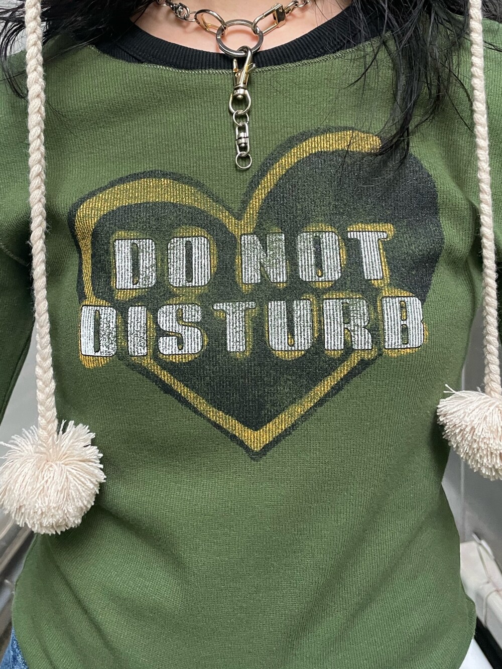 ブルー系のデニムパンツ、グリーン系のTシャツ/カットソー、ホワイト系のトートバッグを着用したレディースの秋コーディネートの5枚目の写真