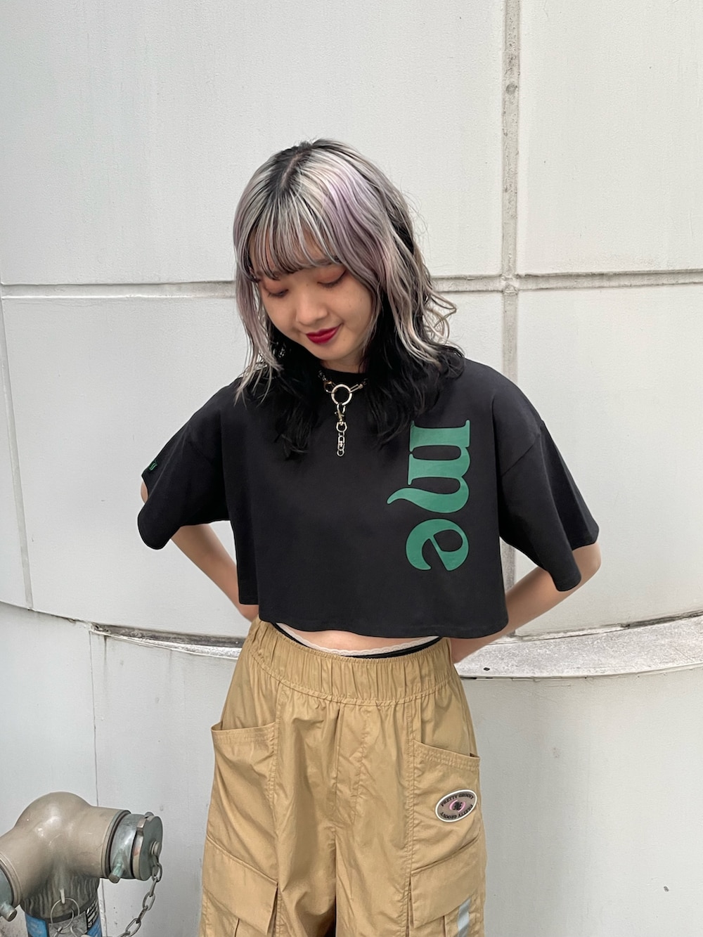 ベージュ系のカーゴパンツ、ブラック系のTシャツ/カットソー、ブラック系のブーツを着用したレディースの夏コーディネートの4枚目の写真