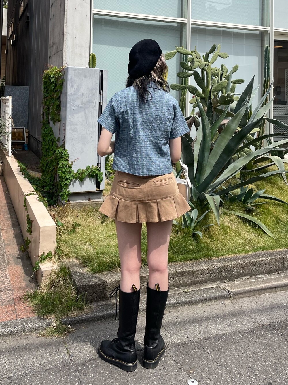 ブルー系のシャツ/ブラウス、ホワイト系のタンクトップ、ベージュ系のデニムパンツを着用したレディースの春コーディネートの3枚目の写真