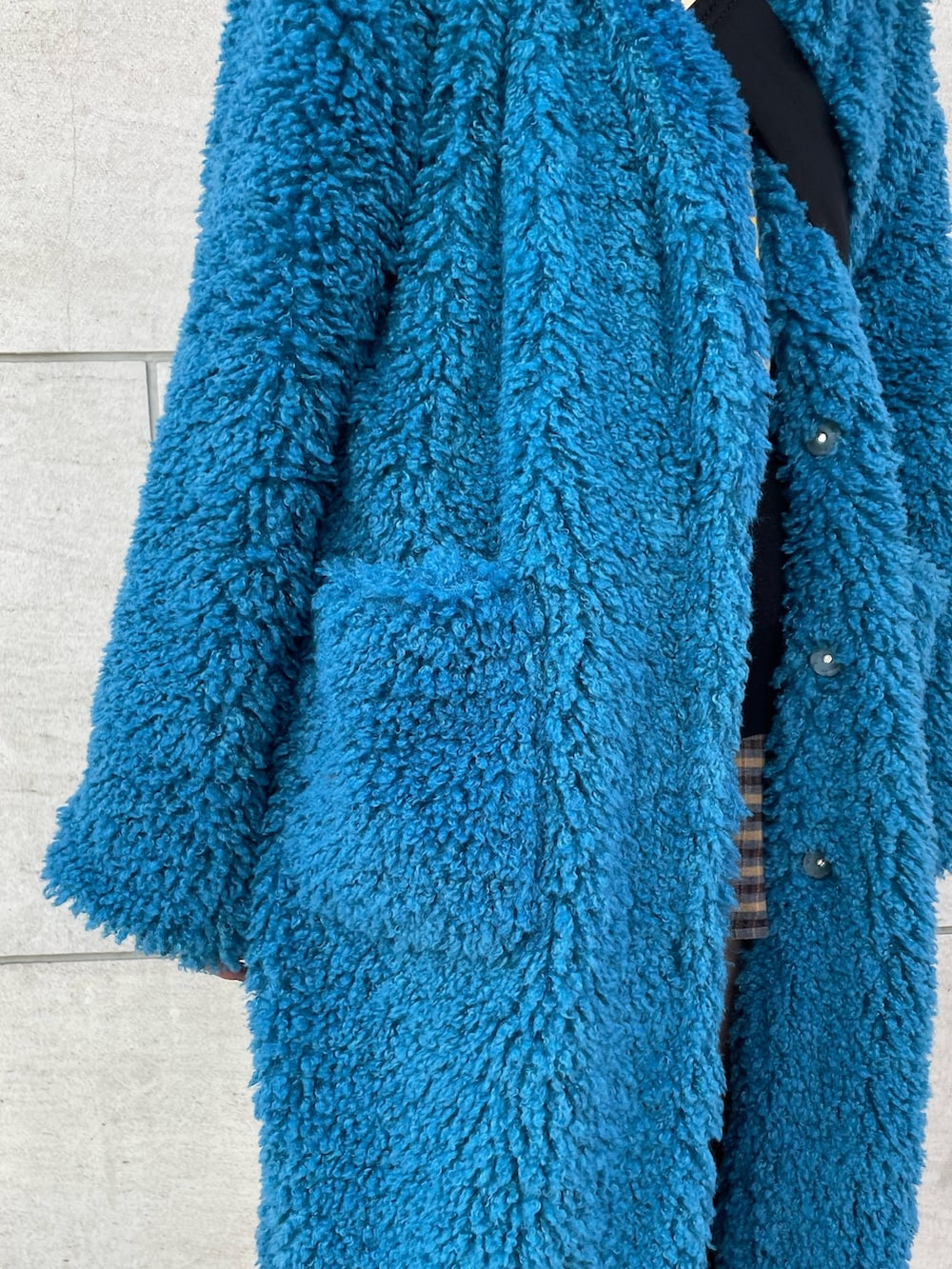 ブルー系のその他アウター、グレー系のその他パンツ、ブラック系のニット/セーターを着用したレディースの秋コーディネートの7枚目の写真