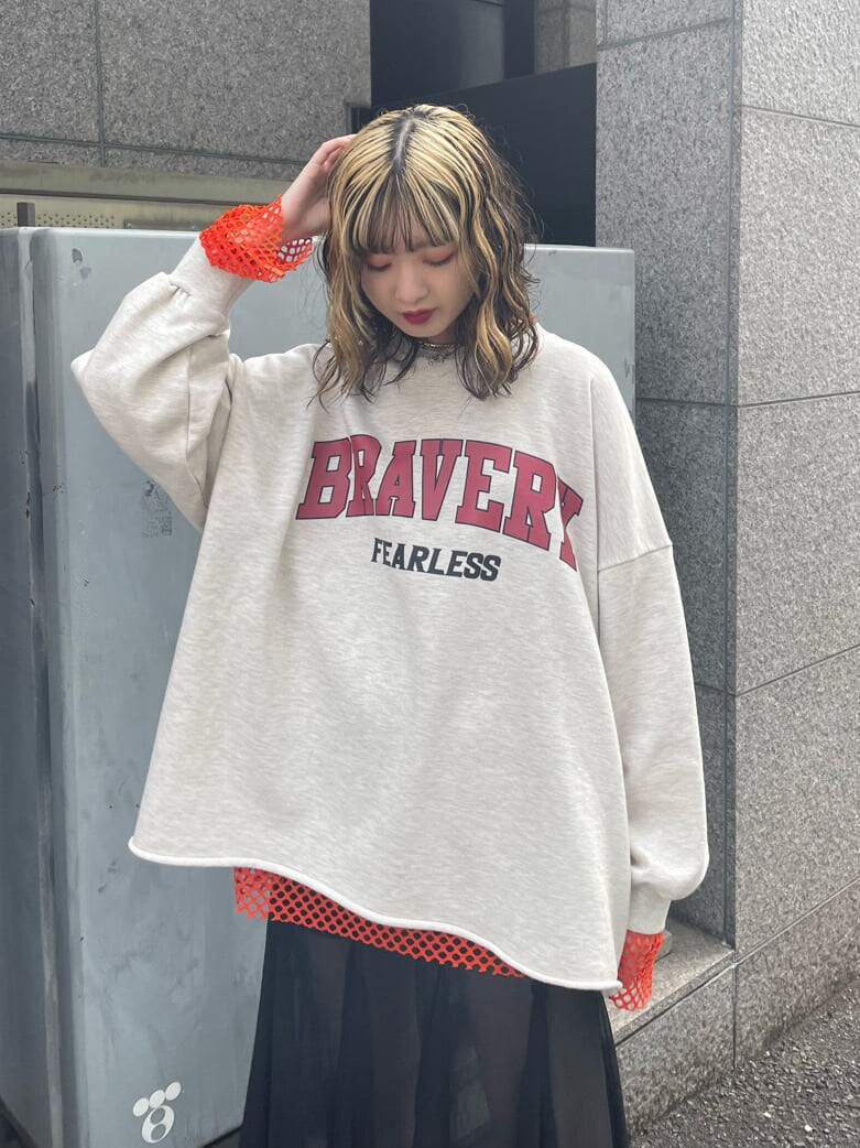 ブラック系のブーツ、ブラック系のスカート、オレンジ系のTシャツ/カットソーを着用したレディースの春コーディネートの4枚目の写真