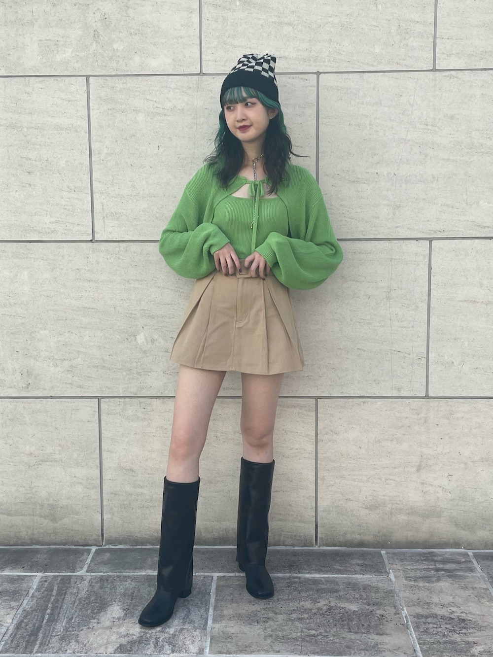 グリーン系のカーディガン/ボレロ、ブラック系のブーツ、ベージュ系のその他パンツを着用したレディースの秋コーディネートの2枚目の写真