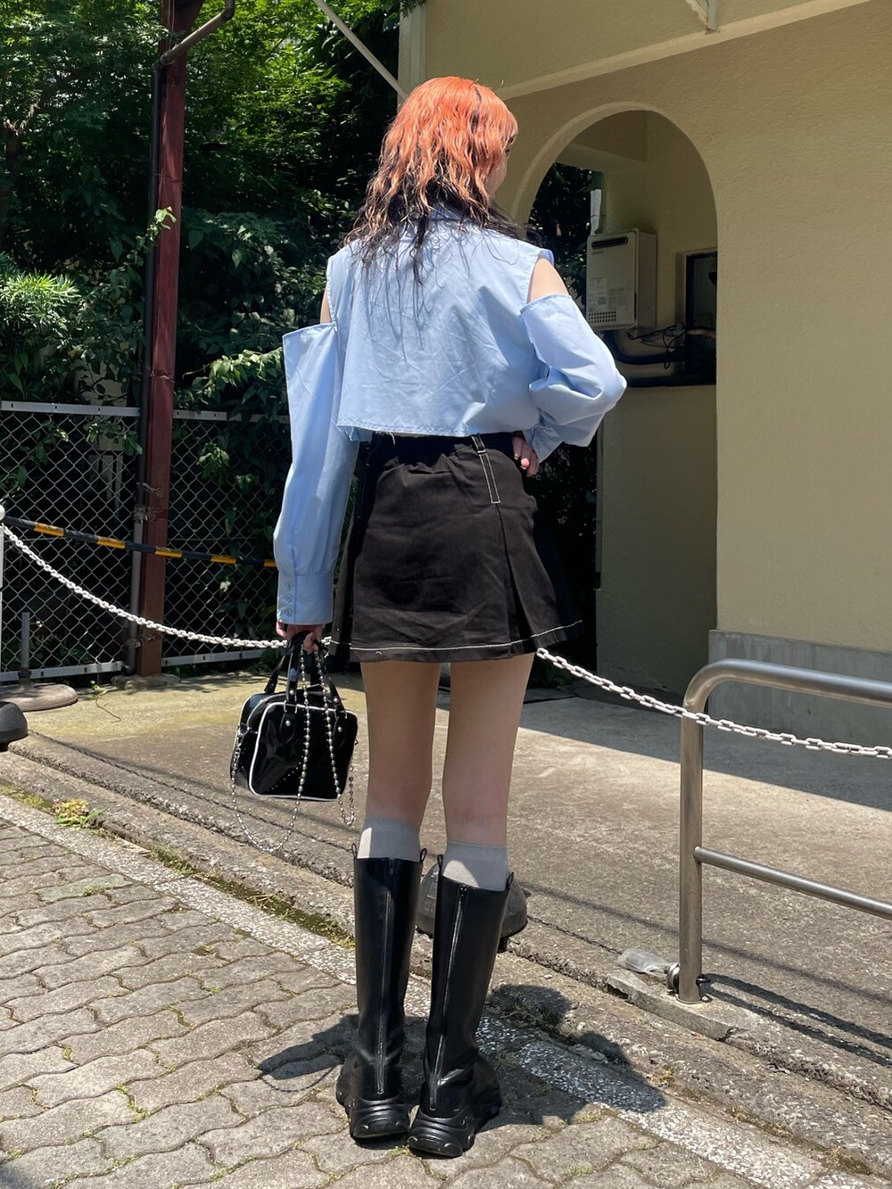 ブルー系のシャツ/ブラウス、ブラック系のその他パンツ、ブラック系のボストンバッグを着用したレディースの夏コーディネートの3枚目の写真