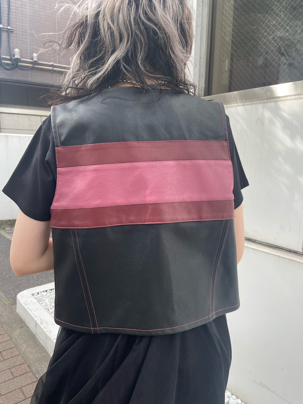 その他のベスト、ブラック系のTシャツ/カットソー、ブラック系のスカートを着用したレディースの春コーディネートの8枚目の写真