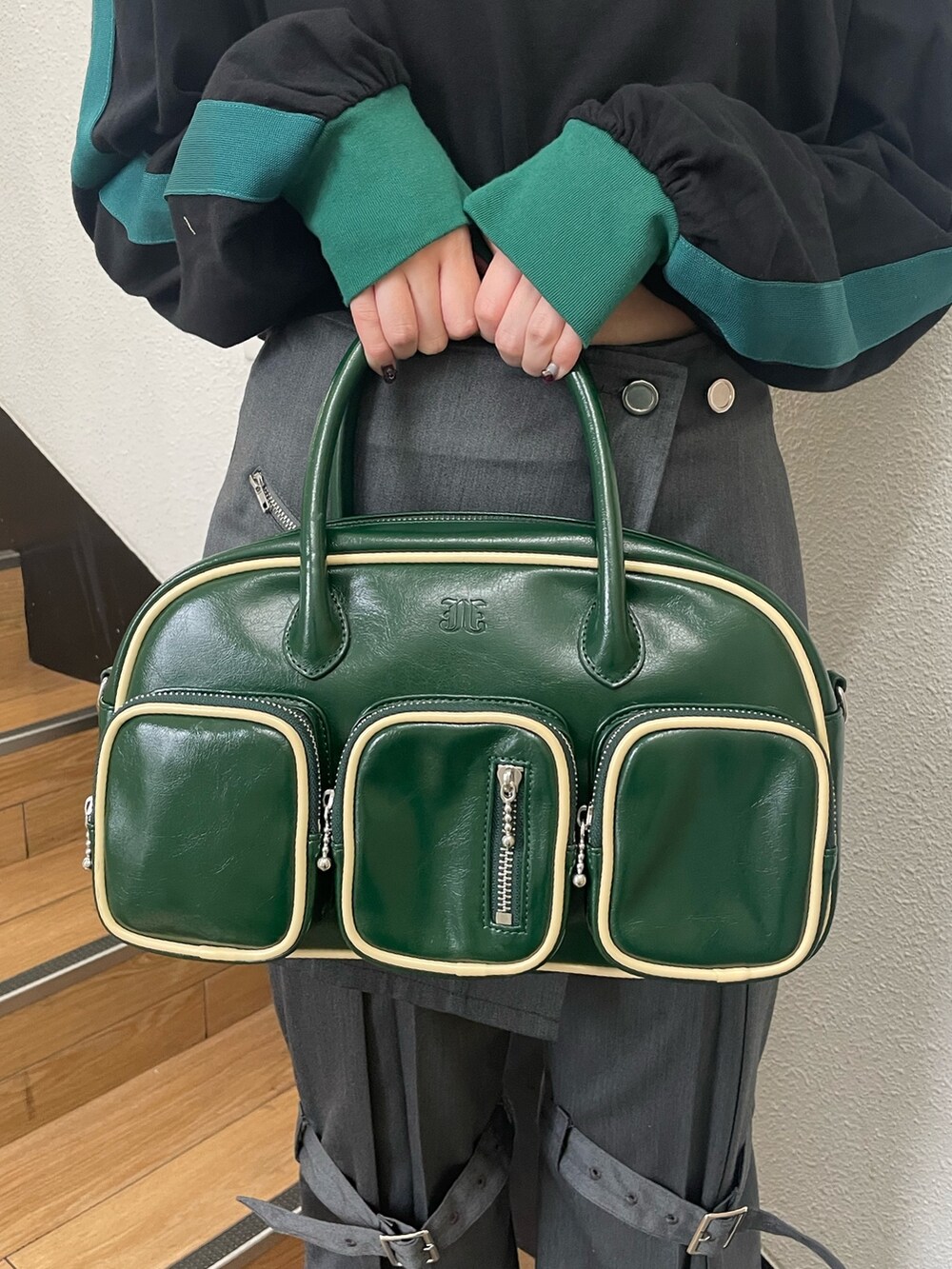 ブラック系のTシャツ/カットソー、グレー系のその他パンツ、グリーン系のボストンバッグを着用したレディースの夏コーディネートの8枚目の写真