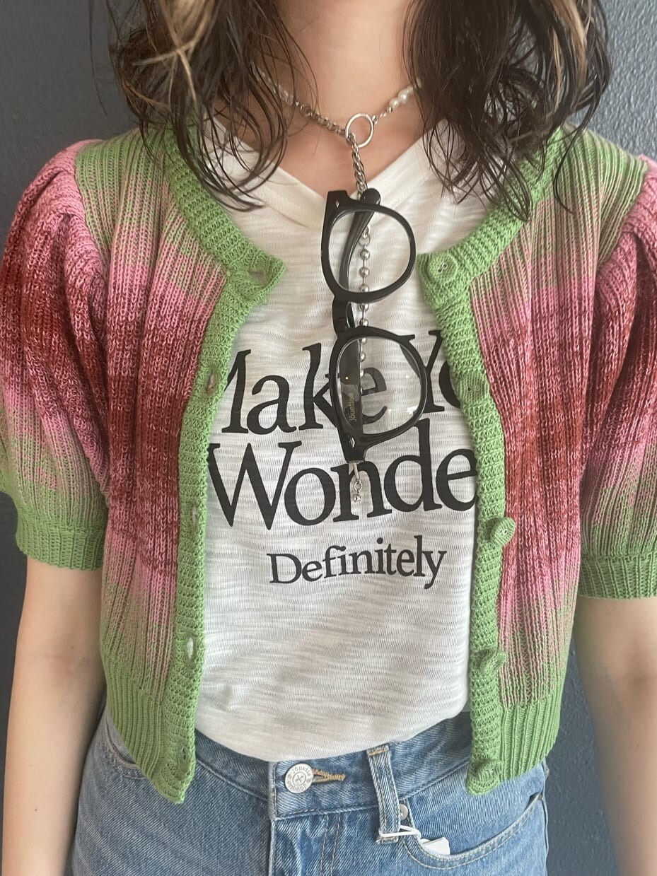 ブラック系のブーツ、ブルー系のデニムパンツ、ホワイト系のTシャツ/カットソーを着用したレディースの春コーディネートの7枚目の写真