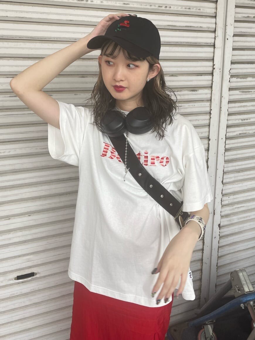 ブラック系のブーツ、ホワイト系のTシャツ/カットソー、ブラック系のハンドバッグを着用したレディースの春コーディネートの5枚目の写真
