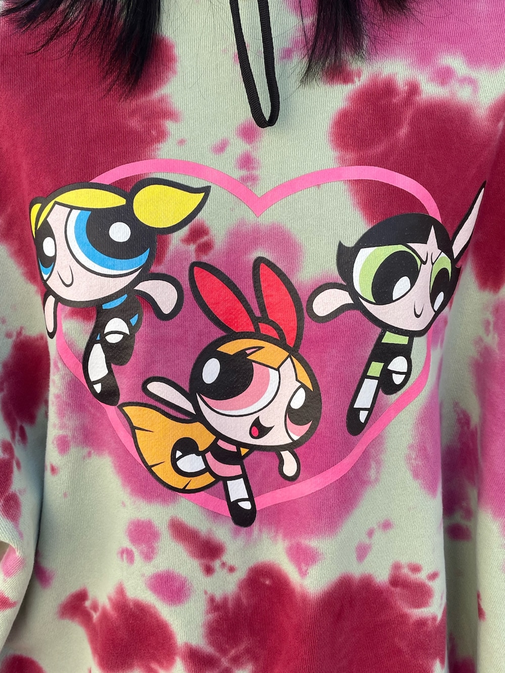 グリーン系のスウェット、ホワイト系のワンピース、ブラック系のブーツを着用したレディースの冬コーディネートの5枚目の写真