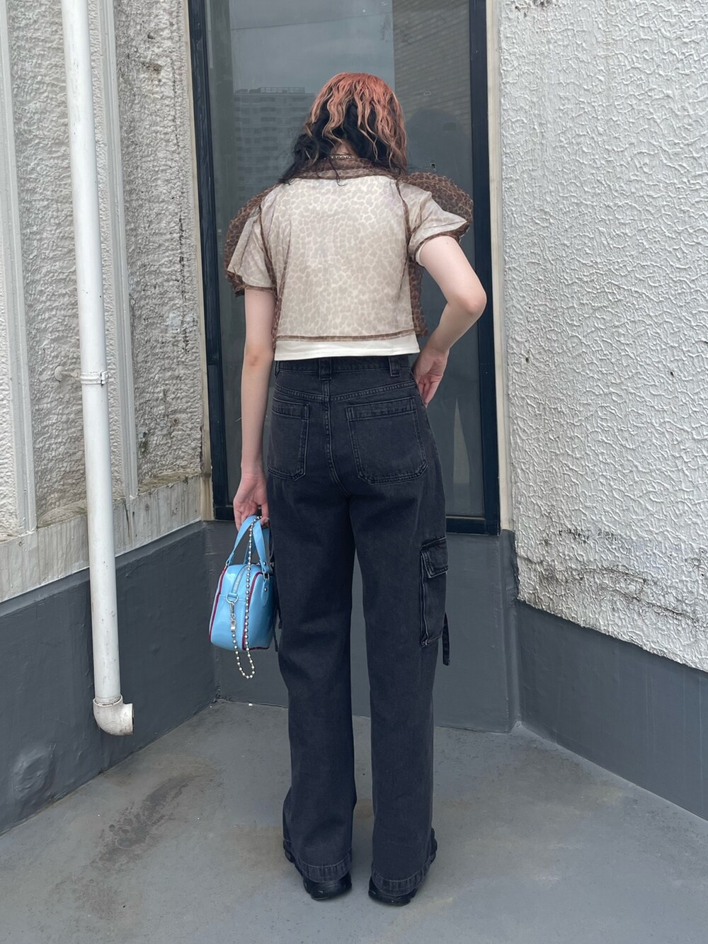 ホワイト系のTシャツ/カットソー、ブラウン系のシャツ/ブラウス、ブラック系のカーゴパンツを着用したレディースの春コーディネートの7枚目の写真