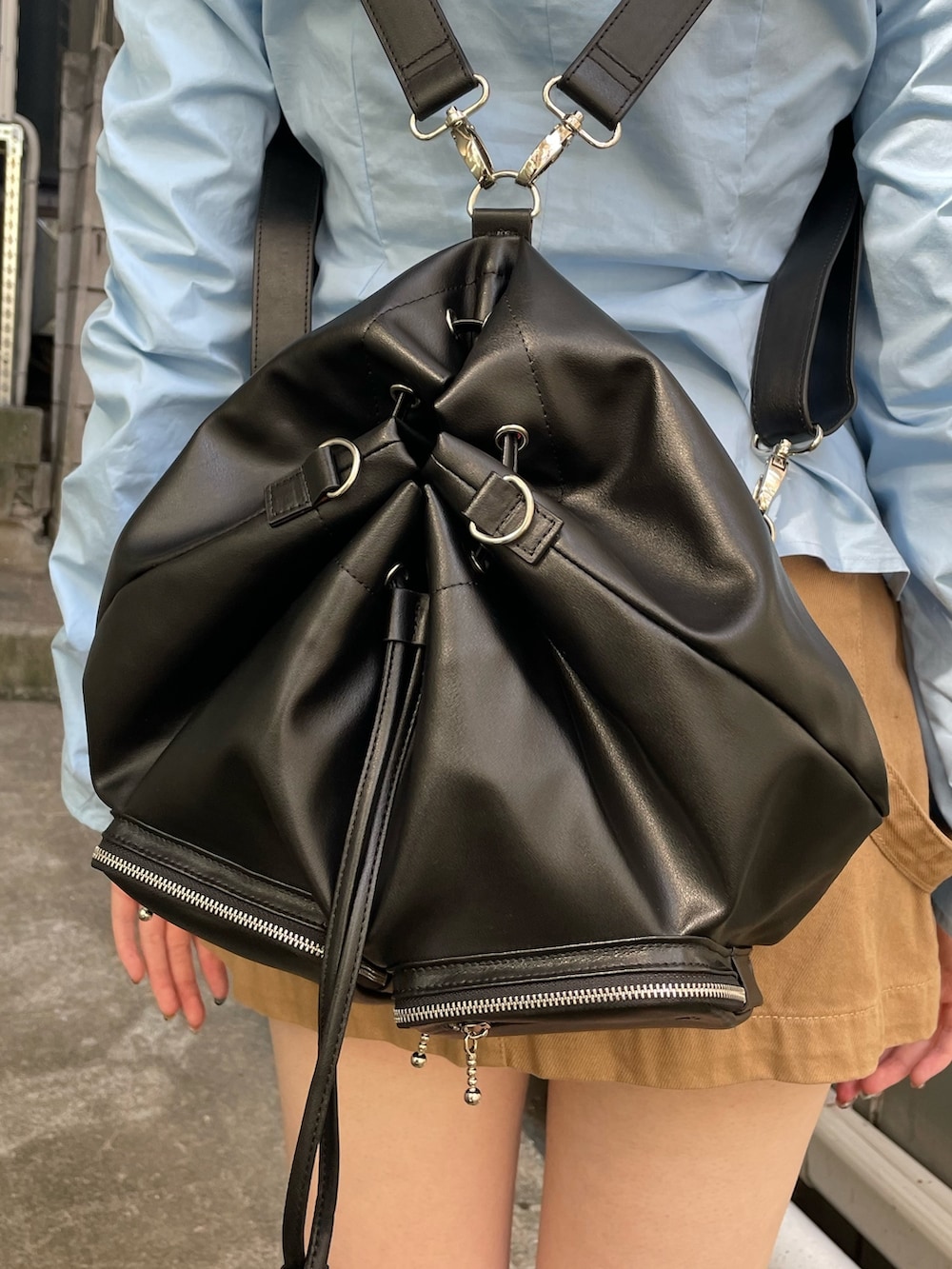 レッド系のシャツ/ブラウス、ベージュ系のスカート、ブルー系のシャツ/ブラウスを着用したレディースの冬コーディネートの8枚目の写真