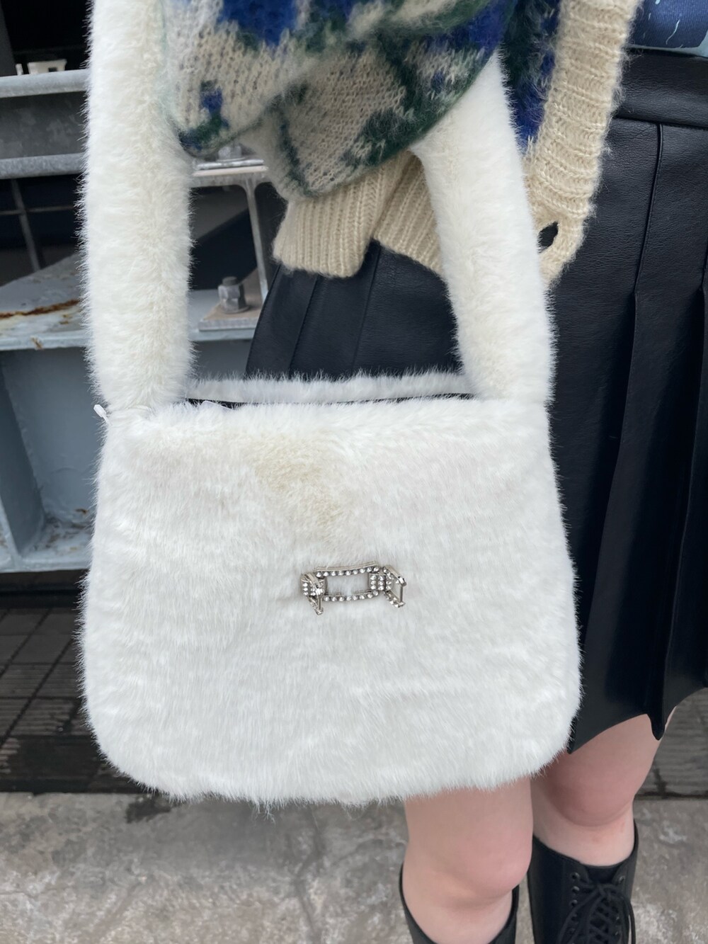 ホワイト系のカーディガン/ボレロ、ブルー系のニット/セーター、ブラック系のブーツを着用したレディースの冬コーディネートの8枚目の写真