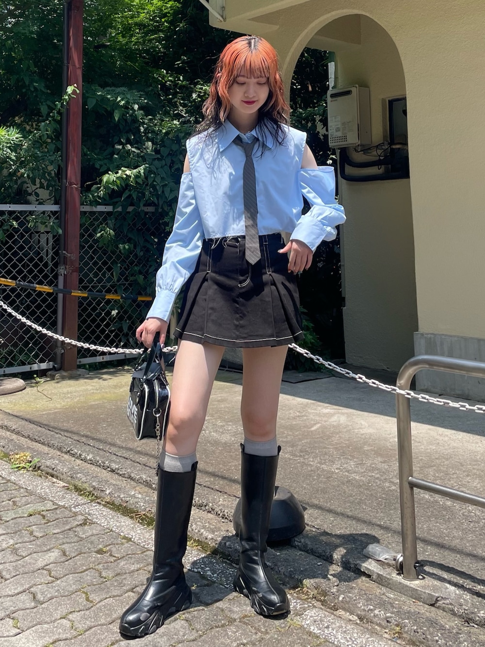ブルー系のシャツ/ブラウス、ブラック系のその他パンツ、ブラック系のボストンバッグを着用したレディースの夏コーディネートの2枚目の写真