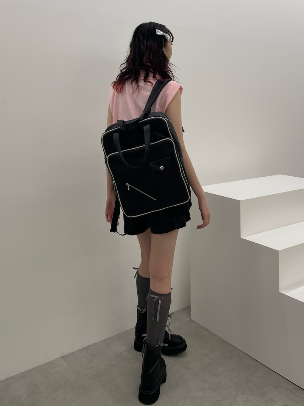 ブラック系のタンクトップ、ピンク系のTシャツ/カットソー、ブラック系のその他パンツを着用したレディースの夏コーディネートの4枚目の写真