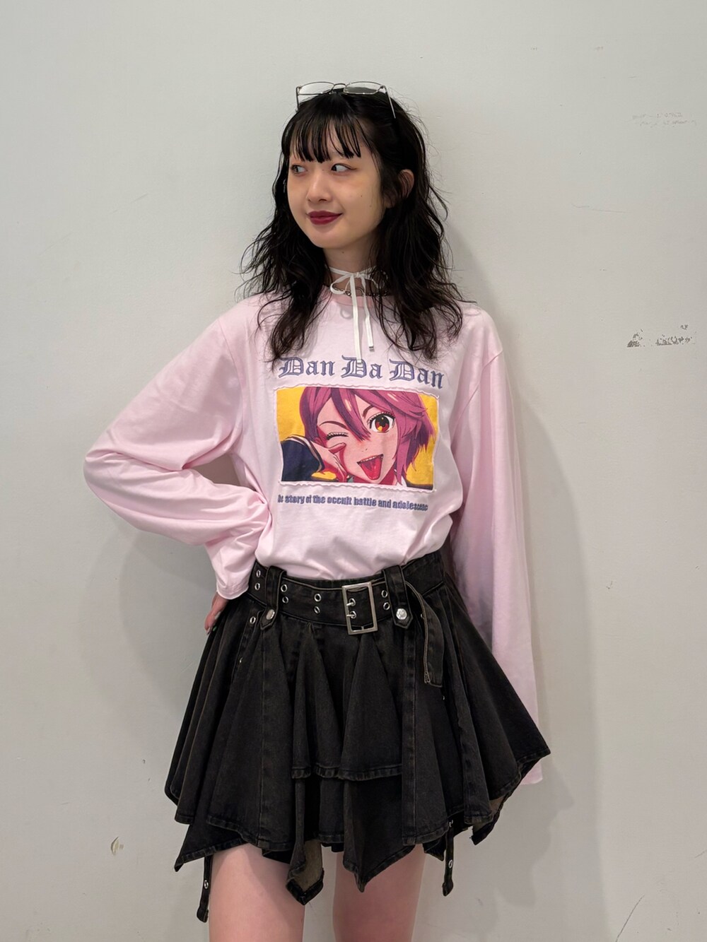 ピンク系のTシャツ/カットソー、ブラック系のデニムスカート、ブラック系のブーツを着用したレディースの夏コーディネートの4枚目の写真