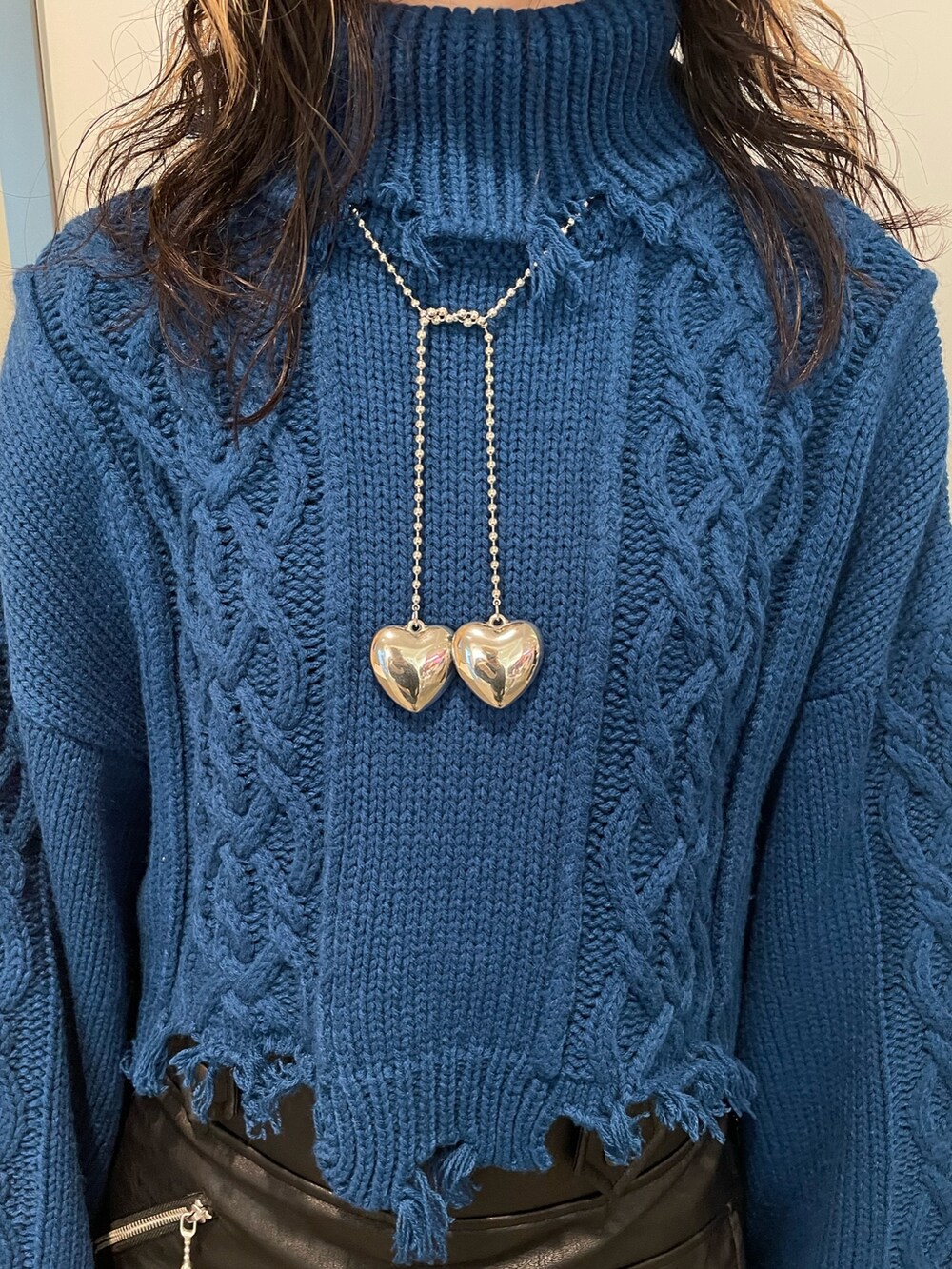 ブラック系のその他パンツ、ブルー系のニット/セーター、ブラック系のブーツを着用したレディースの冬コーディネートの5枚目の写真