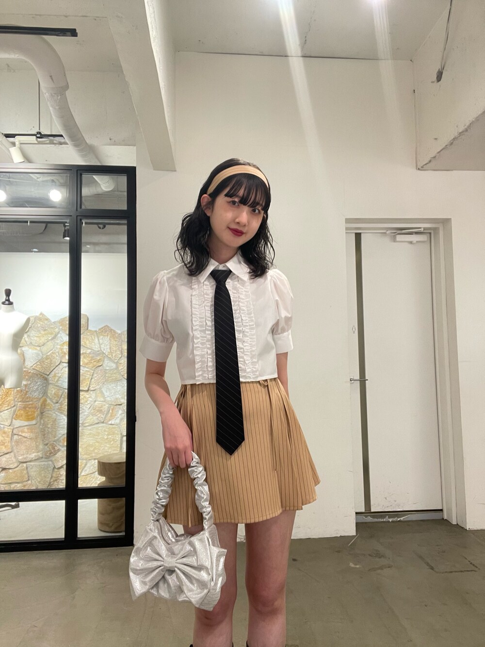 ベージュ系のその他パンツ、ホワイト系のシャツ/ブラウス、ベージュ系のスカートを着用したレディースの冬コーディネートの3枚目の写真