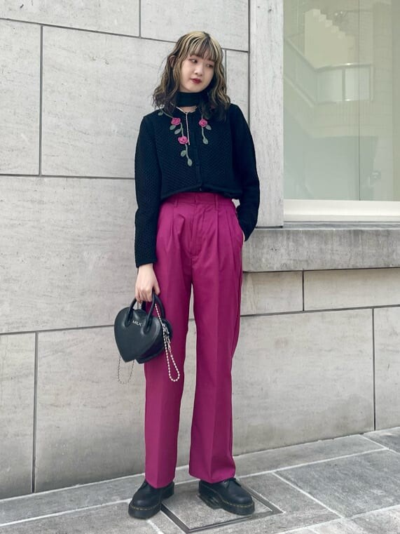 ブラック系のシャツ/ブラウス、ピンク系のスラックス、ブラック系のショルダーバッグを着用したレディースの春コーディネートの2枚目の写真