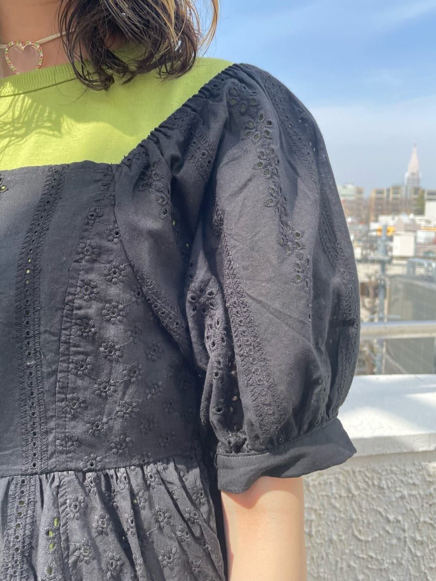 ブラック系のその他パンツ、ブラック系のブーツ、ブラック系のシャツ/ブラウスを着用したレディースの春コーディネートの7枚目の写真