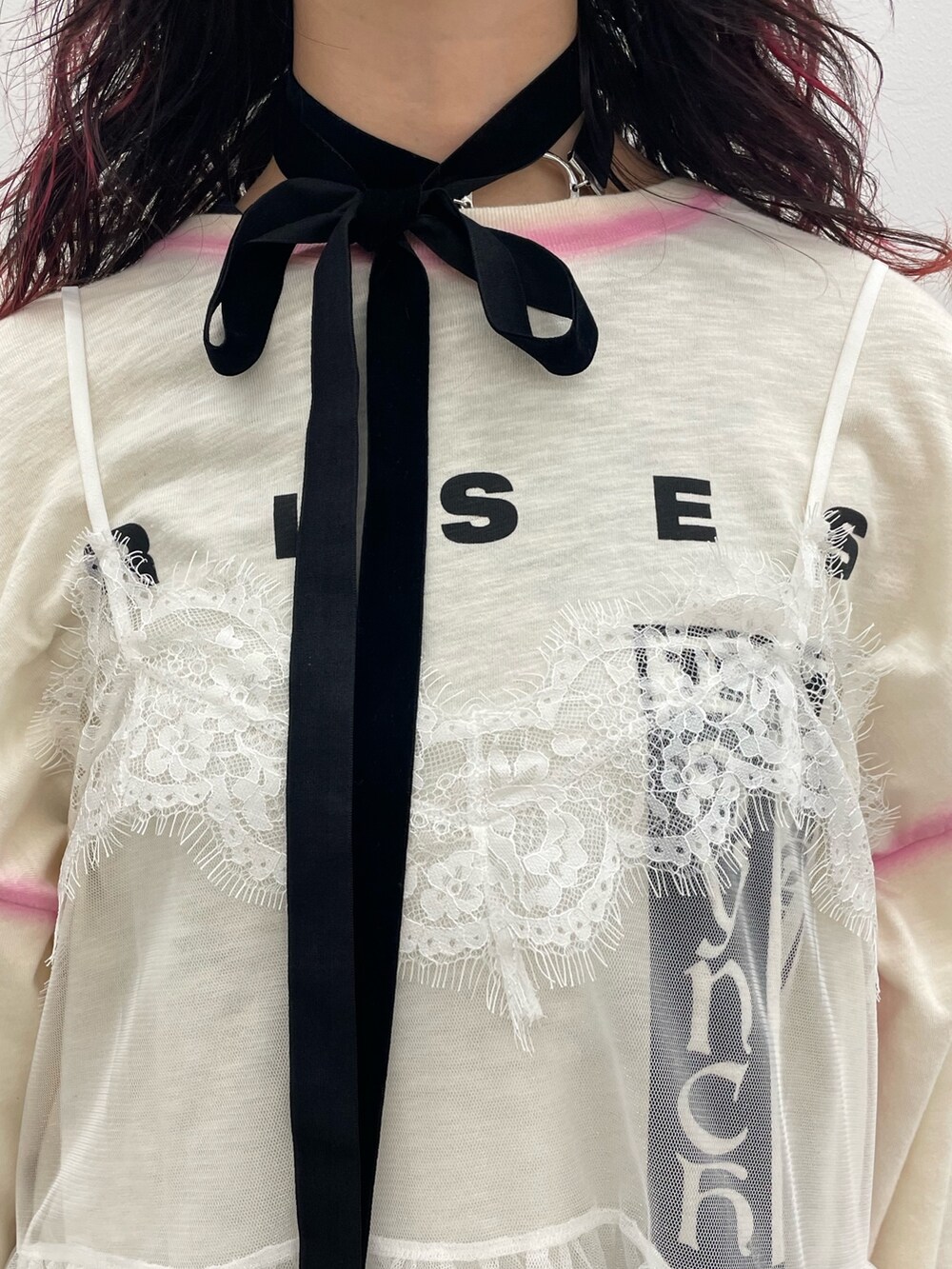 ホワイト系のTシャツ/カットソー、ホワイト系のTシャツ/カットソー、ブラック系のブーツを着用したレディースの春コーディネートの5枚目の写真