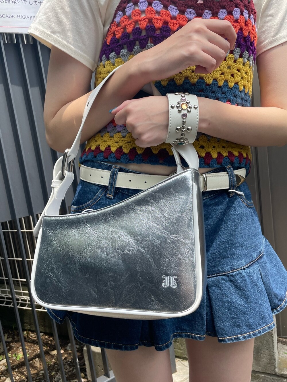 ホワイト系のTシャツ/カットソー、ブルー系のデニムパンツ、イエロー系のニット/セーターを着用したレディースの春コーディネートの6枚目の写真