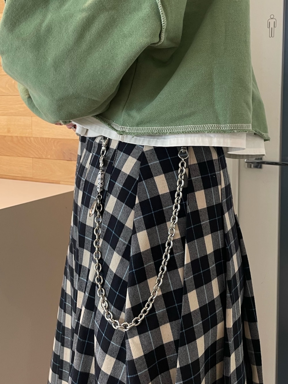 ホワイト系のシャツ/ブラウス、グリーン系のスウェット、その他のスカートを着用したレディースの冬コーディネートの7枚目の写真