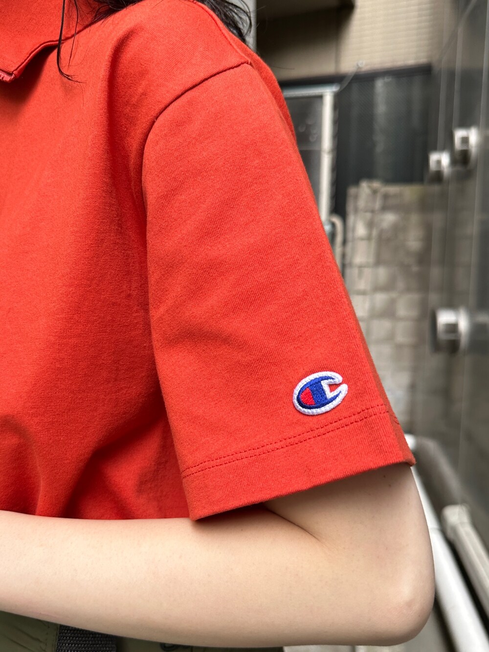 レッド系のTシャツ/カットソー、グリーン系のスカート、ベージュ系のその他パンツを着用したレディースの春コーディネートの6枚目の写真