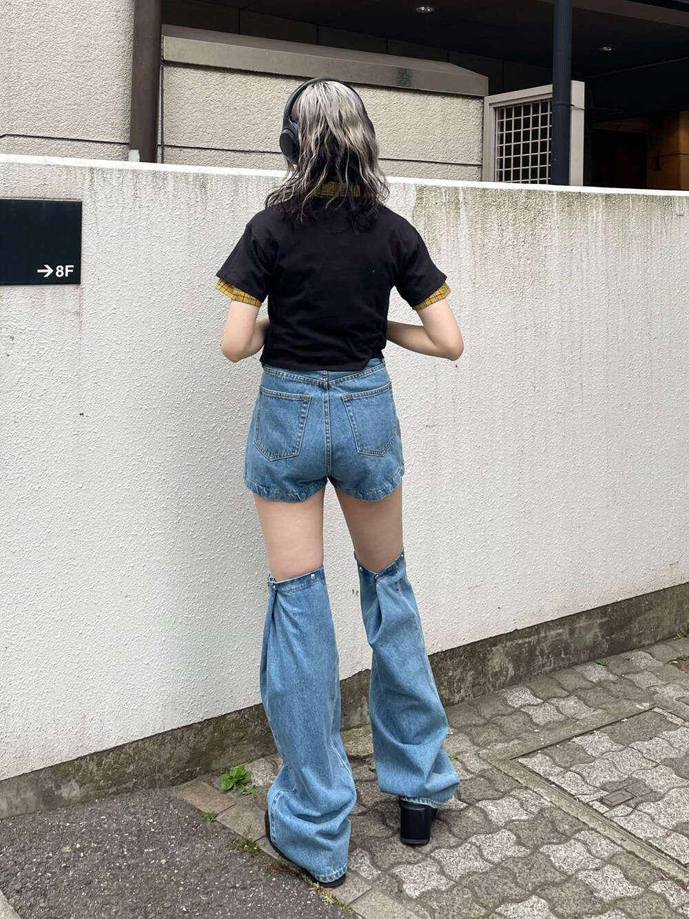 イエロー系のシャツ/ブラウス、ブラック系のTシャツ/カットソー、ブルー系のデニムパンツを着用したレディースの春コーディネートの3枚目の写真